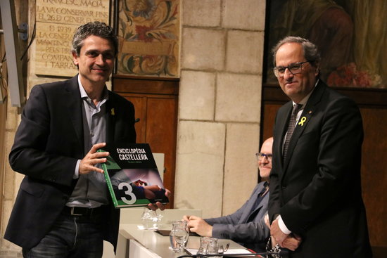 Catalan president Quim Torra with a copy of the encyclopedia on April 24 2019 (by Pau Cortina)
